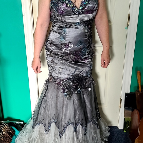 Formal dress size 12 (more like a 10) Boutique Item - Picture 9 of 9